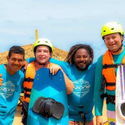 Aprende kitesurf en Brasil - Instructor y alumnos - Tribbuu