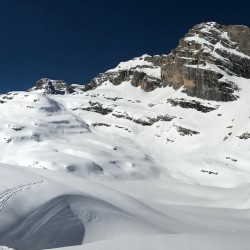Esquí de montaña en los Alpes, Dolomitas, Italia - Tribbuu